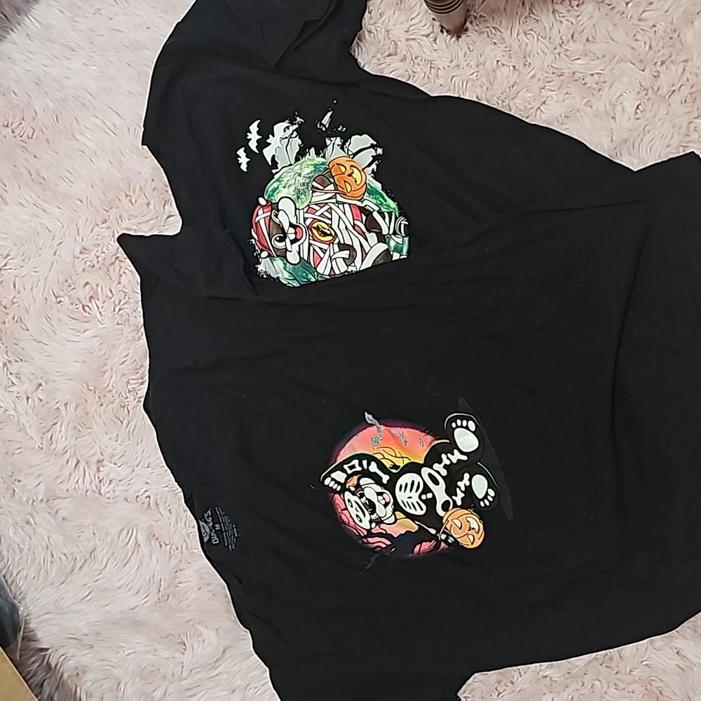 2 Halloween bucees tshirts Size Medium EUC